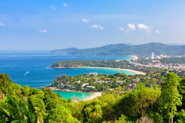 Görünüm noktası Karon Beach, Kata Beach ve Kata Noi Phuket, Tayland. Güzel turkuaz deniz ve mavi gökyüzü yüksek görünüm noktadan. 