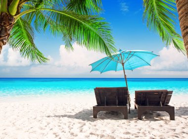 şemsiye ve güzel kum plaj sandalye