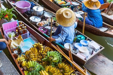 Damnoen Saduak Bangkok yakınındaki pazarda yüzen geleneksel. Tayland