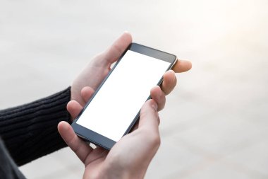 Adam cep telefonunu açık kullanır. Adamın elleri bilgi içeriğiniz için boş kopya alanı ekranlı akıllı telefon tutarak.