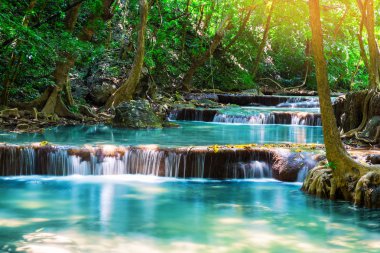 Derin yağmur ormanları jungle Şelalesi, Erawan şelale Ulusal Park Kanchanaburi Tayland
