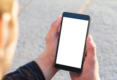 Adam cep telefonunu açık havada kullanıyor, kapat.