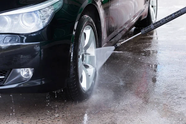 Reinigung Schwarzer Autos Mit Hochdruckwasser Manuelle Autowaschanlage Mit Druckwasser Der — Stockfoto