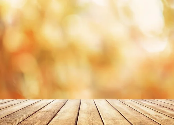 Деревянная Столешница Размытом Осеннем Фоне Осенний Золотой Абстрактный Фон Боке — стоковое фото