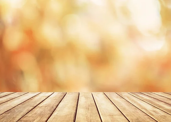 Holztischplatte Auf Verschwommenem Abstrakten Herbsthintergrund Herbst Goldenen Abstrakten Hintergrund Mit — Stockfoto