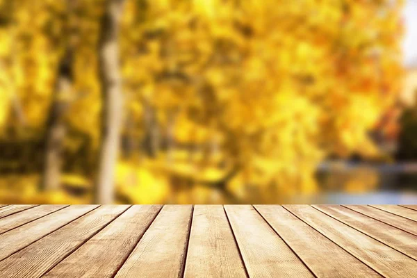 Holztischplatte Auf Unscharfem Herbsthintergrund Herbst Goldenen Abstrakten Hintergrund Mit Bokeh — Stockfoto