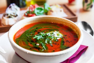 Fesleğen ile geleneksel İtalyan domates çorbası gaspaço. 