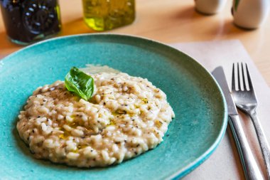 Mantar ile risotto, taze fesleğen 