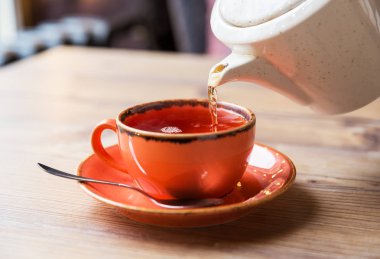 Çay bardağı sıcak çay potu ile