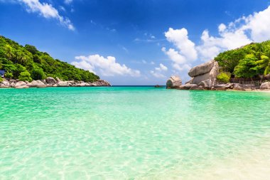 Mavi gökyüzü ve durağındayım sandl plaj