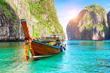 Ünlü Maya Bay lagün ve kireçtaşı kayalıklarla.