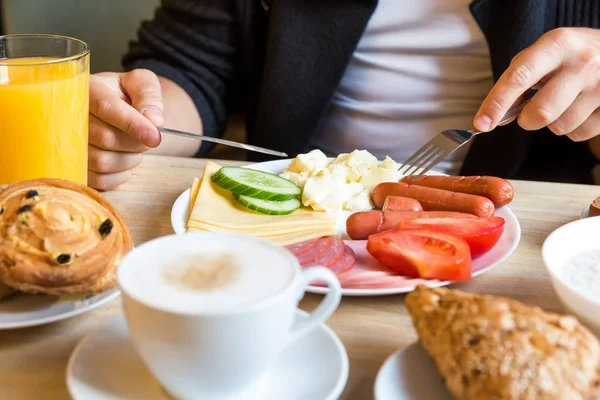 家で健康的な朝食を食べる男 — ストック写真