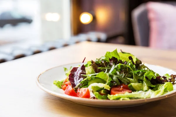 Bowl of salad with vegetables on wooden table. — Stock Photo, Image