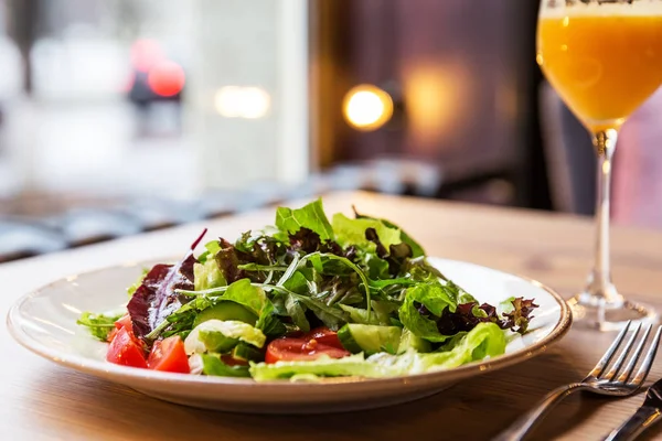 Bowl of salad with vegetables on wooden table. — Stock Photo, Image