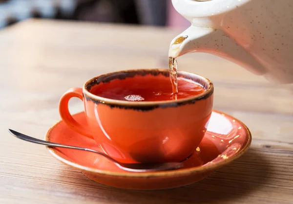 Xícara de chá com panela de chá quente — Fotografia de Stock