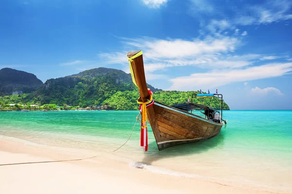 Barca tradizionale tailandese longtail in legno e bellissima spiaggia di sabbia — Foto Stock