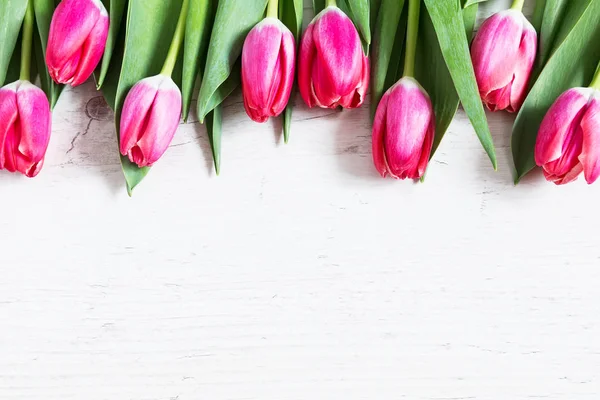 Schöne rosa Tulpen auf Holzgrund — Stockfoto
