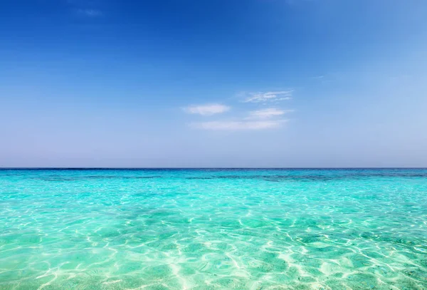 Ola del mar en la playa de arena. — Foto de Stock