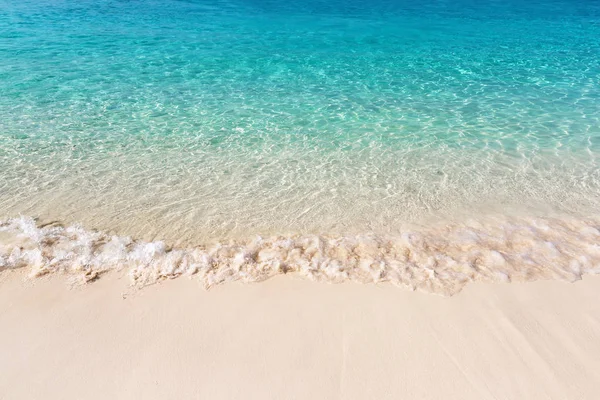 Meereswogen am Sandstrand — Stockfoto