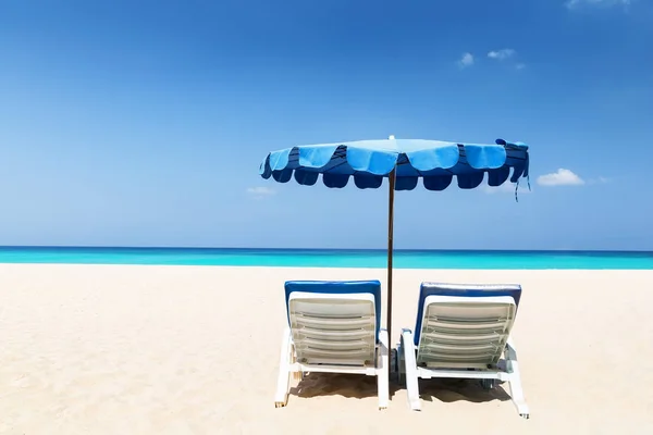 Пляжные стулья с зонтиком — стоковое фото