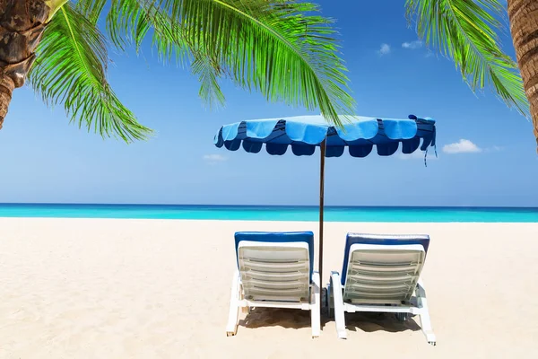 Cadeiras de praia com guarda-chuva — Fotografia de Stock