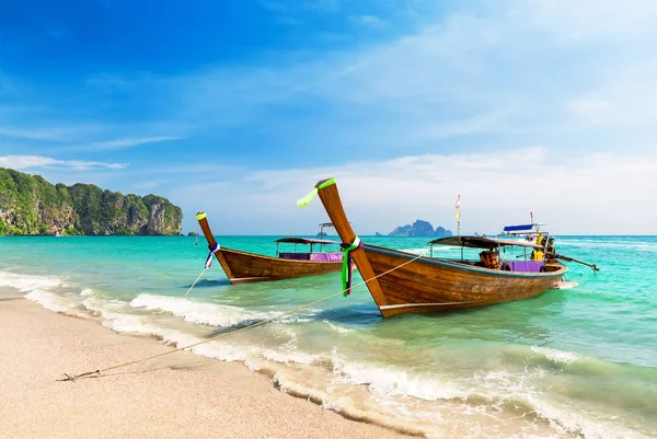 Thailandsk tradisjonell trebåt og vakker sand – stockfoto