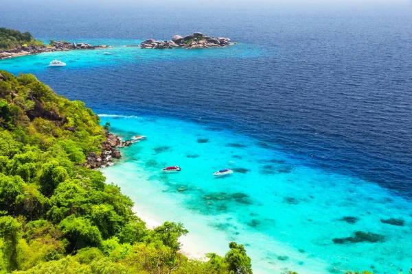 Bella spiaggia di sabbia bianca e acqua turchese — Foto Stock