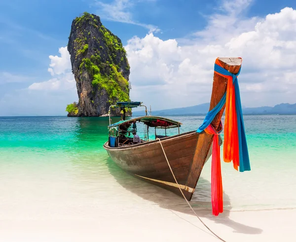Tajski tradycyjny drewniany longtail łodzi i pięknej piaszczystej plaży — Zdjęcie stockowe