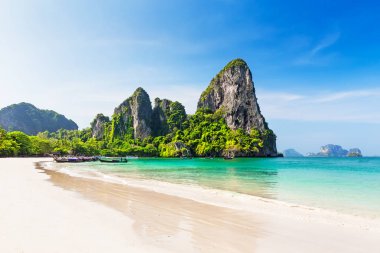 Tayland geleneksel ahşap longtail tekne ve güzel kum plaj.