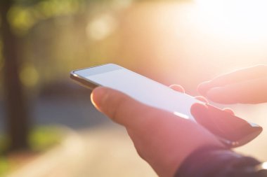 Akıllı telefon kullanan adamın elleri.