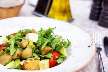 Taze yeşil salatası armut, beyaz peynir ve avokado