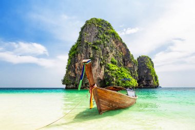 Tayland geleneksel ahşap longtail tekne ve güzel kum plaj. 