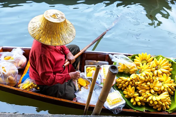 Traditional floating market in Damnoen Saduak — Stock Photo, Image