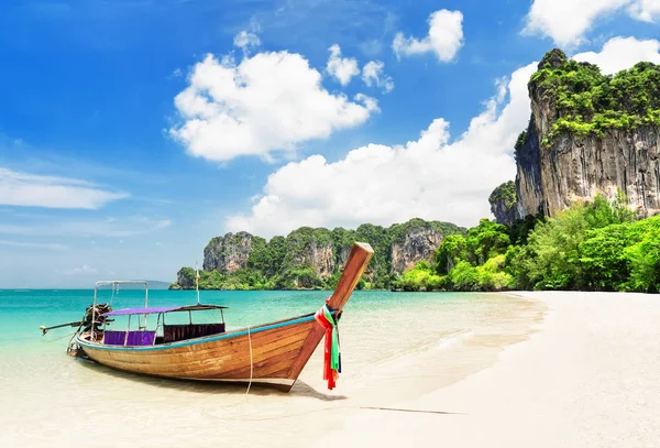 Thailändisches traditionelles Langschwanzboot aus Holz. — Stockfoto