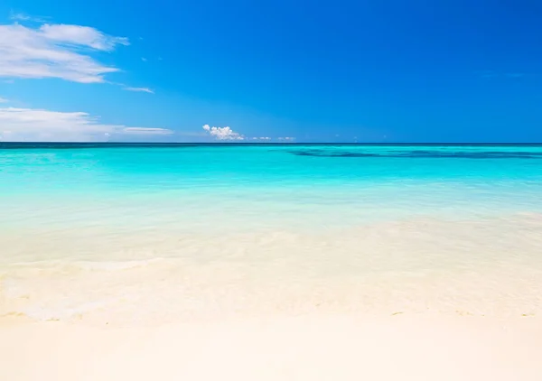 Vague de la mer sur la plage de sable — Photo