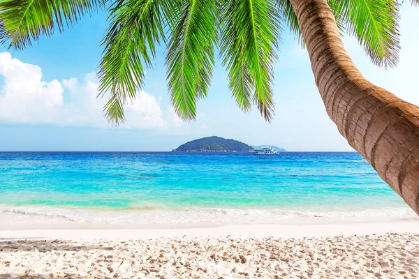 Krásná pláž a modrá obloha na Similandském ostrově, Thajsko. — Stock fotografie