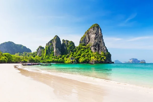 Tayland geleneksel ahşap longtail tekne ve güzel kum plaj. — Stok fotoğraf