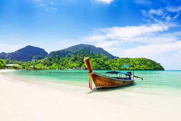 Barca tradizionale tailandese longtail in legno e bellissima spiaggia di sabbia . — Foto Stock