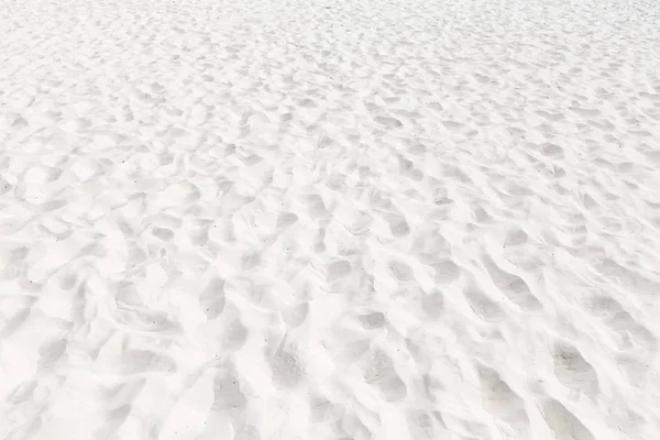 Perfect wit zandstrand in de zomerzon voor achtergrond. — Stockfoto