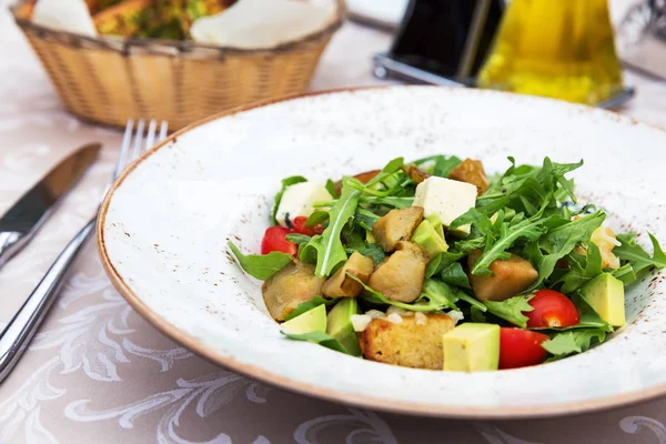 Salada verde fresca com peras e queijo feta — Fotografia de Stock