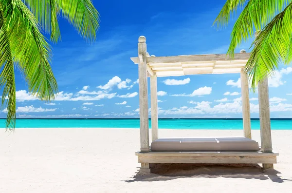 Vista da bela praia com uma cama balinesa . — Fotografia de Stock