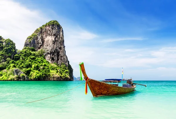 Thai traditional wooden longtail boat. — Stock Photo, Image