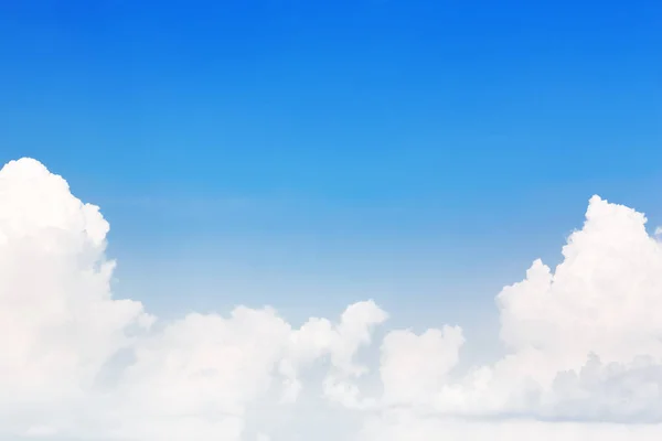 Hermosas nubes blancas con cielo azul . —  Fotos de Stock