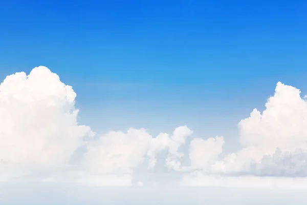 Vackra vita moln med blå himmel. — Stockfoto