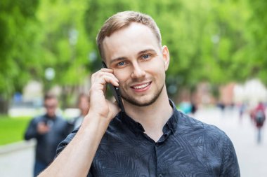  Cep telefonuyla konuşan adam, yakın çekim.