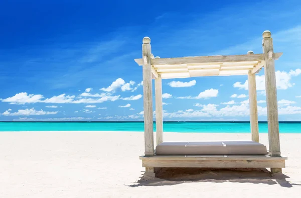 Pohled na krásnou pláž s balijskou postelí. — Stock fotografie