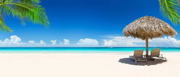 Sillas de playa con sombrilla y hermosa playa de arena . — Foto de Stock