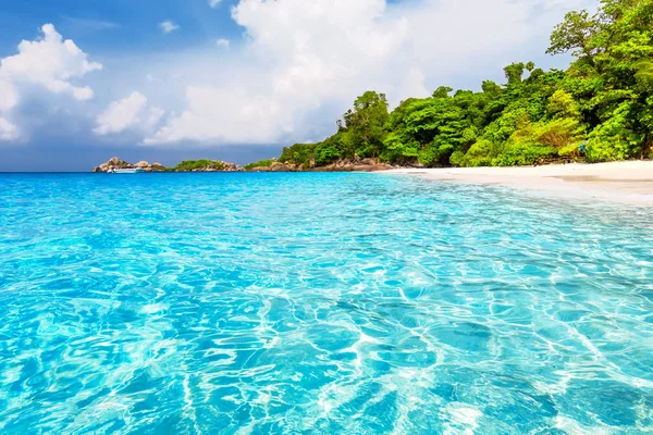 Schöner Strand und blauer Himmel auf ähnlichen Inseln — Stockfoto