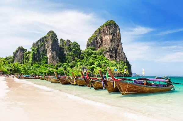 Tailandeses tradicionales botes de madera de cola larga y hermosa playa de arena . —  Fotos de Stock