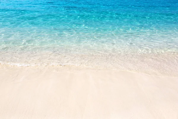 Vague de la mer sur la plage de sable. — Photo